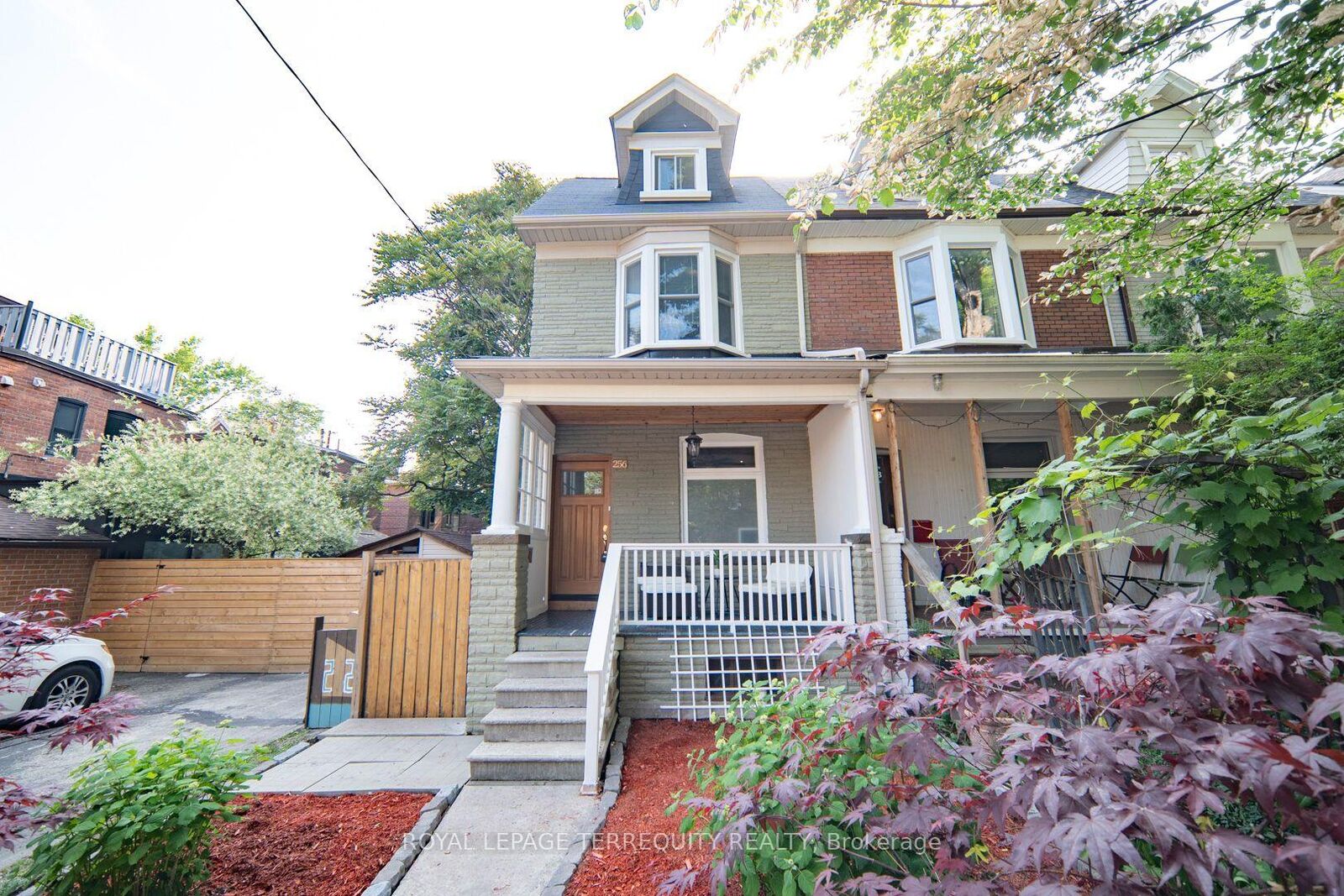 Property Photo: 256 Boston Avenue B ON M4M 2V3