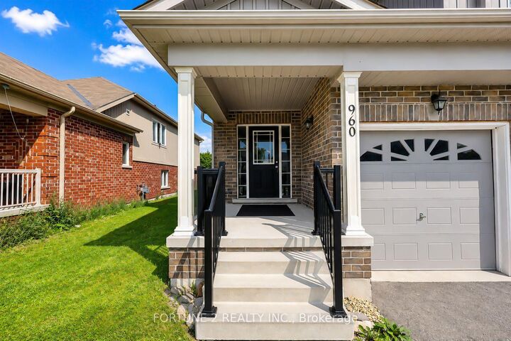 Property Photo: 960 Hannah Avenue S ON N4W 0H7