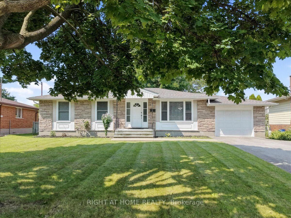 Property Photo: 43 Monarch Park Drive ON L2M 3K8