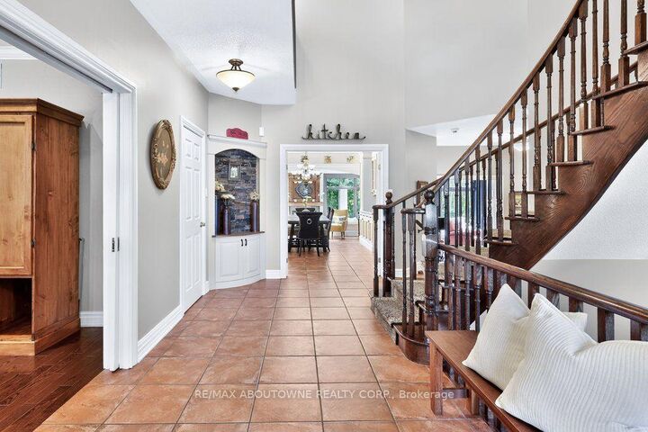 Property Photo: 324 Oakridge Court ON L6H 5T9