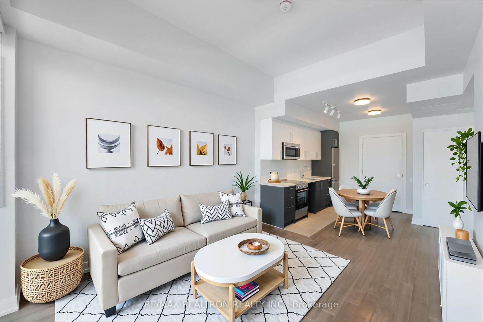 Property Photo: 664 Spadina Avenue 1005 ON M5S 2H7