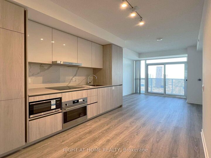 Property Photo:  8 Interchange Way 3907  ON L4K 0R2 