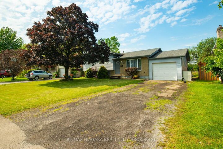 Property Photo: 47 Elmvale Crescent ON L3K 5X1