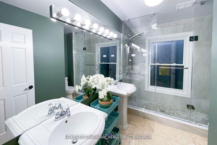 Property Photo: 2415 Jarvis Street B5 ON L5C 2P7