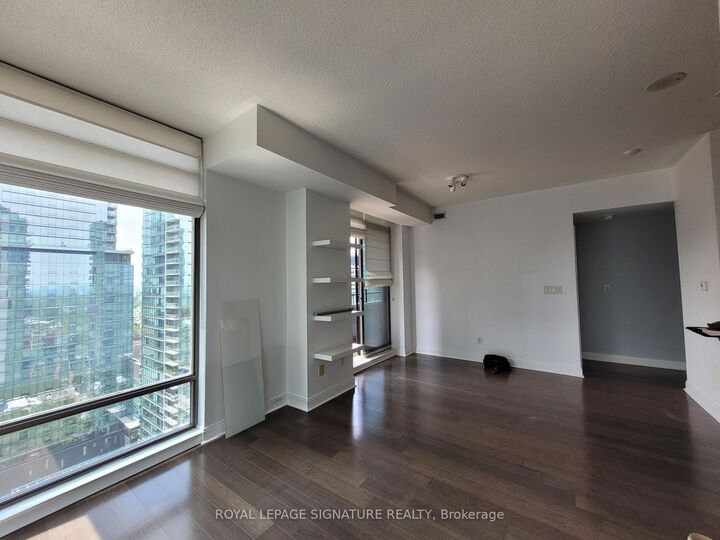 Property Photo:  18 Yorkville Avenue 2205  ON M4W 3Y8 