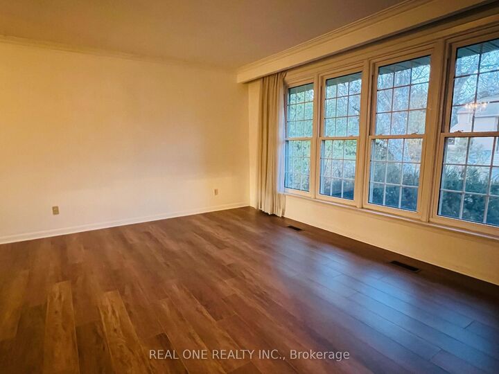 Property Photo: 6 Fairhill Crescent ON M3A 1N6