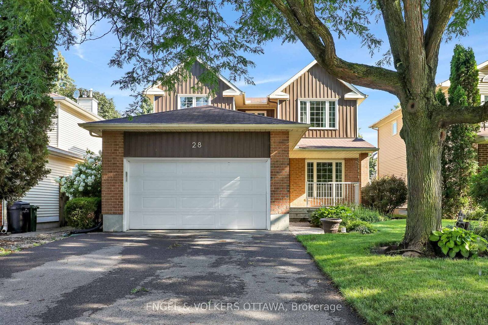 Property Photo:  28 Weybridge Drive  ON K2J 2Z7 