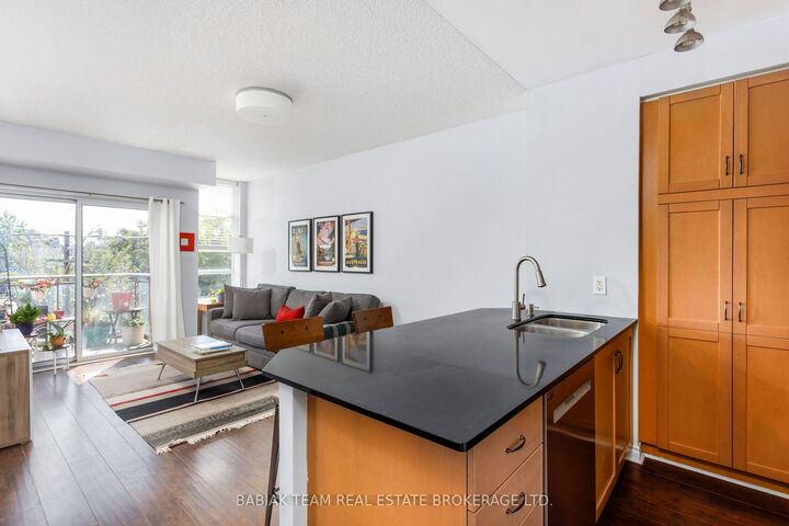 2495 Dundas Street West Street 307 — photo 1