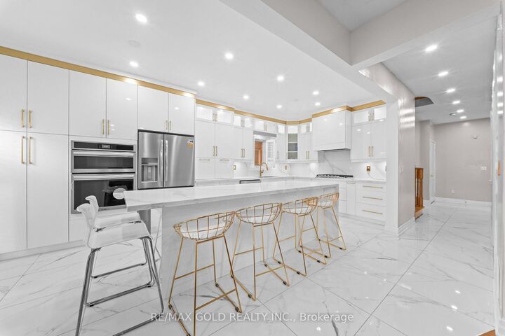 Property Photo: 19 Attview Crescent ON L6P 2R5