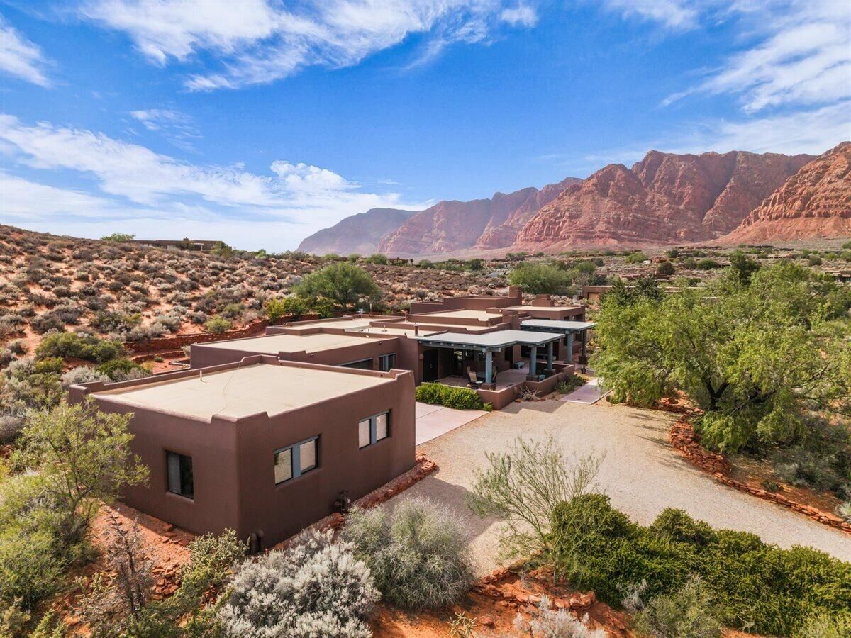 Property Photo: 936 W Molinaro Ct UT 84738