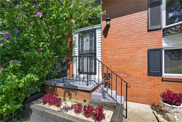Property Photo: 27 Sunset Dr PA 15057