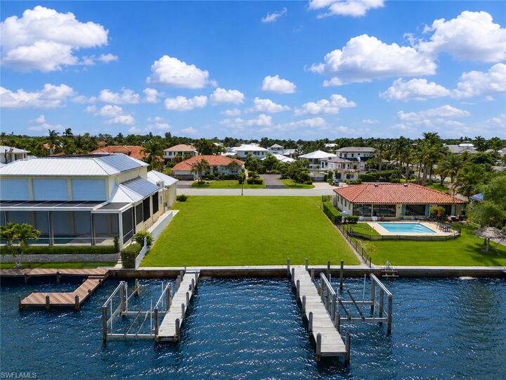 Property Photo:  1535 Dolphin Ln  FL 34102 