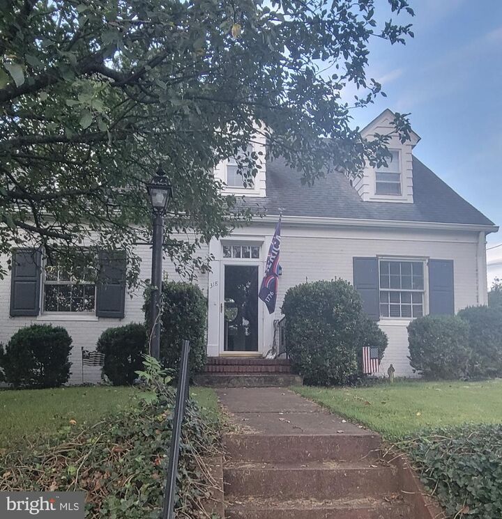 Property Photo: 318 Oakridge Court VA 22630