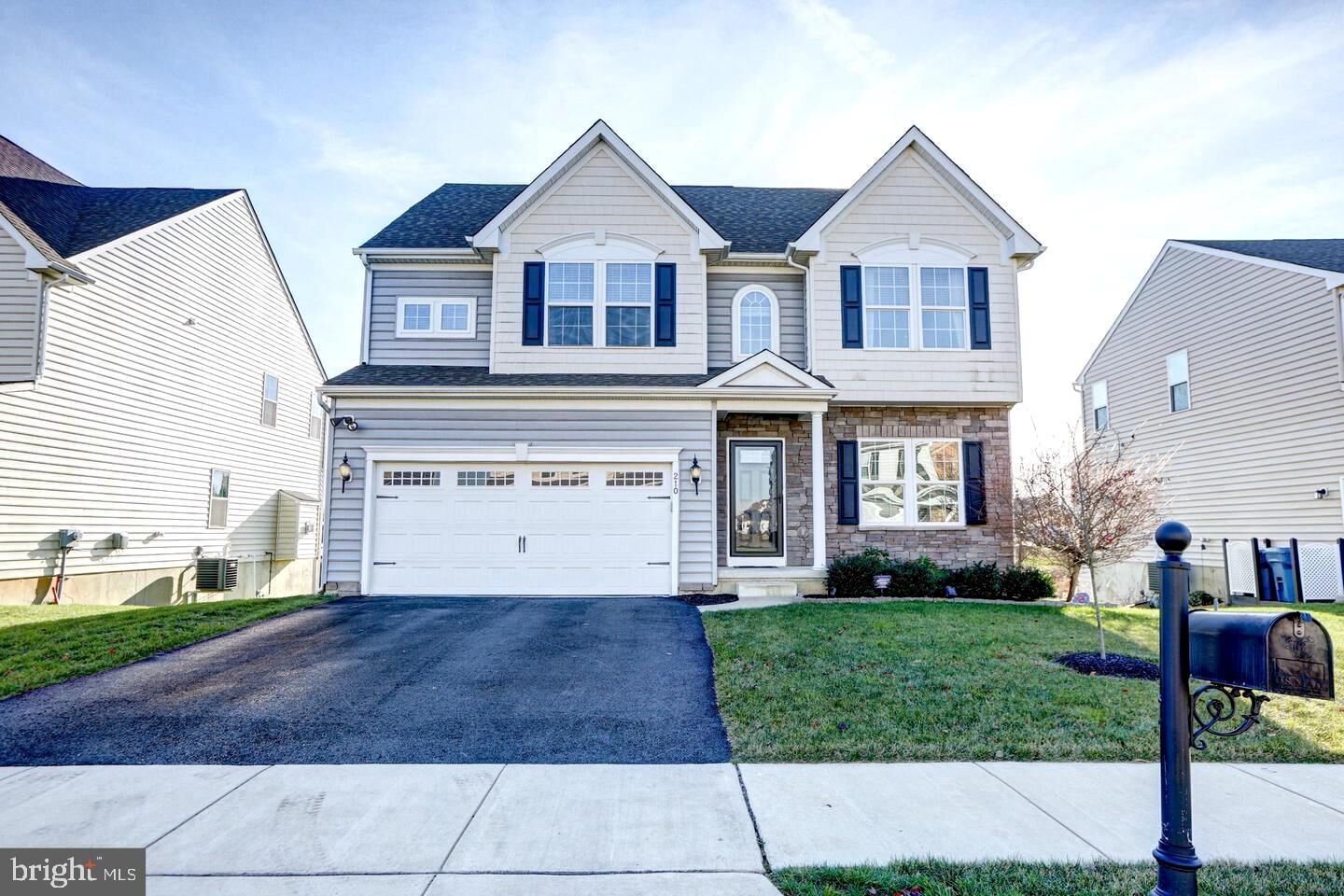 Property Photo:  210 Parker Drive  DE 19709 