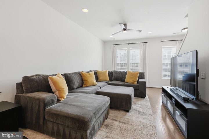 Property Photo: 17008 Hoskins Way VA 22026