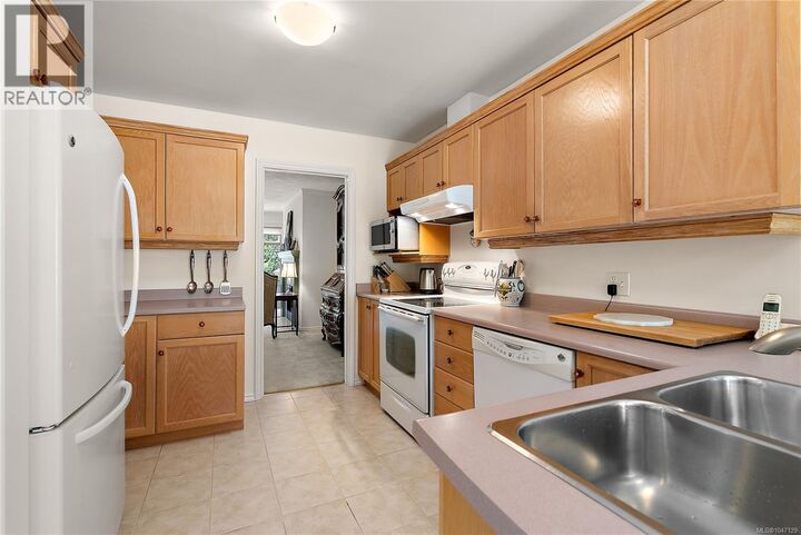 Property Photo:  909 Admirals Road 5  BC V9A 2P1 