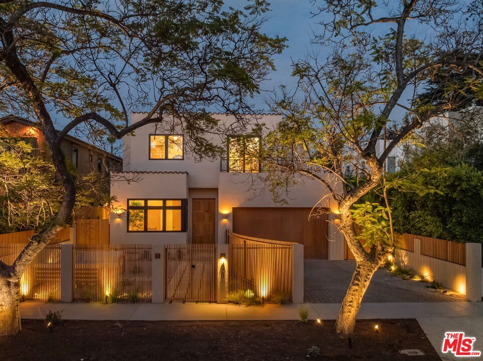 Property Photo:  420 N Kings Rd  CA 90048 