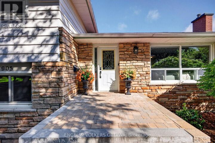 Property Photo: 905 Garwood Avenue ON K1V 6X2