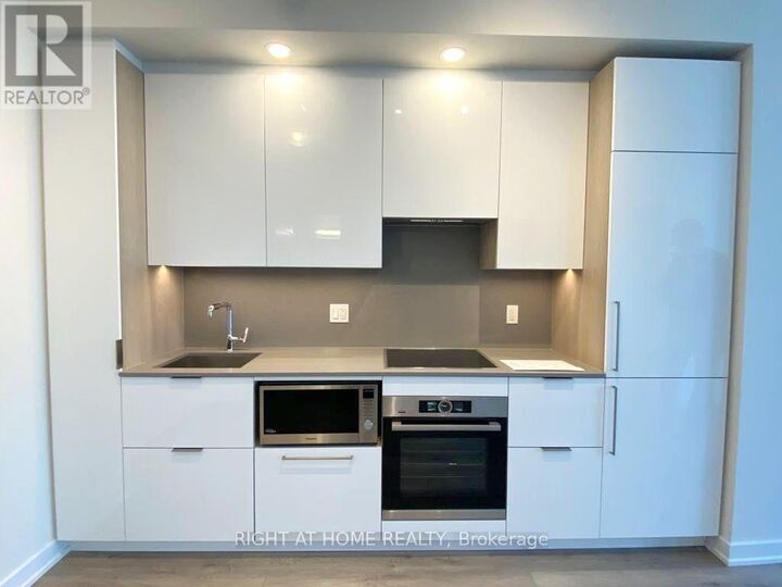 Property Photo: 28 Freeland Street 3403 ON M5E 0E3