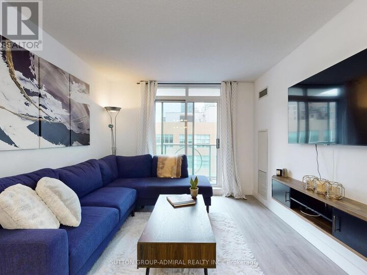 Property Photo:  212 Eglinton Avenue 1005  ON M4P 1K4 