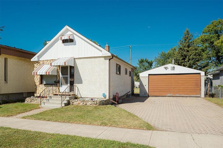 392 Queen Street — photo 1