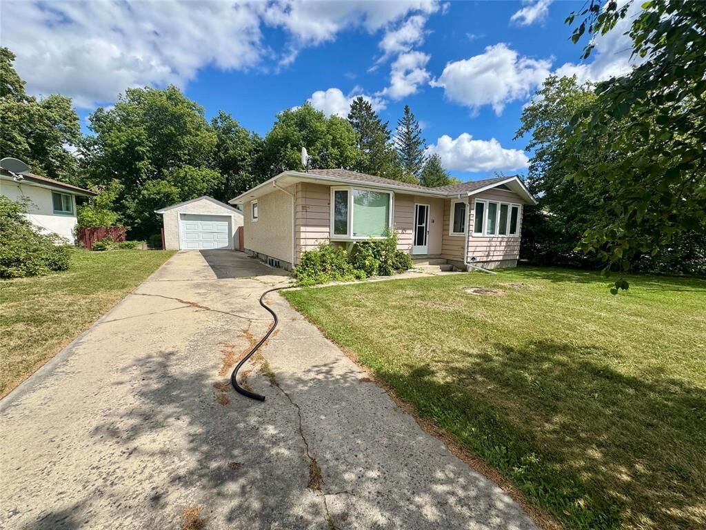 Property Photo: 14 Cherry Street MB R0E 1P0