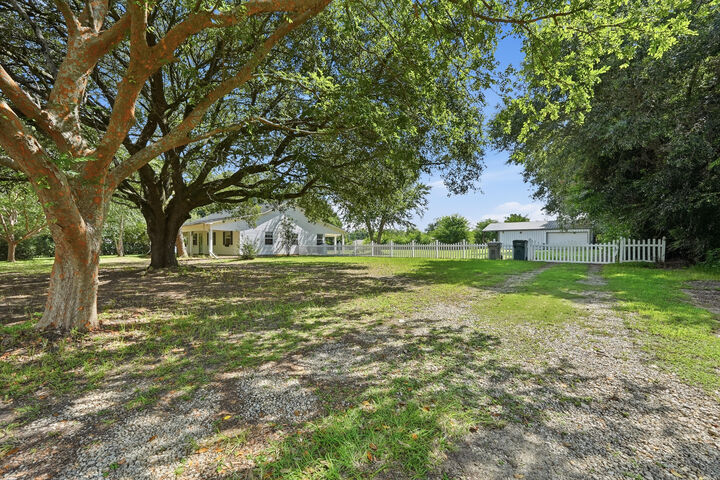 Property Photo: 2240 Riddle Road FL 32533