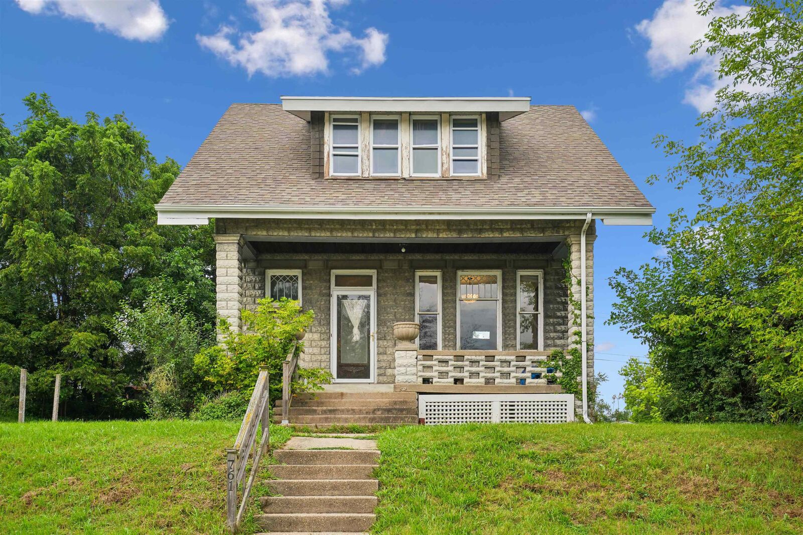Property Photo: 761 Cottage Place IA 52001