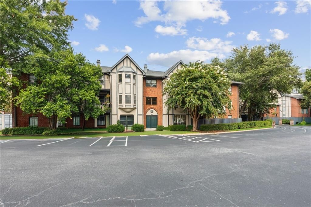 Property Photo: 6851 Roswell Road K24 GA 30328