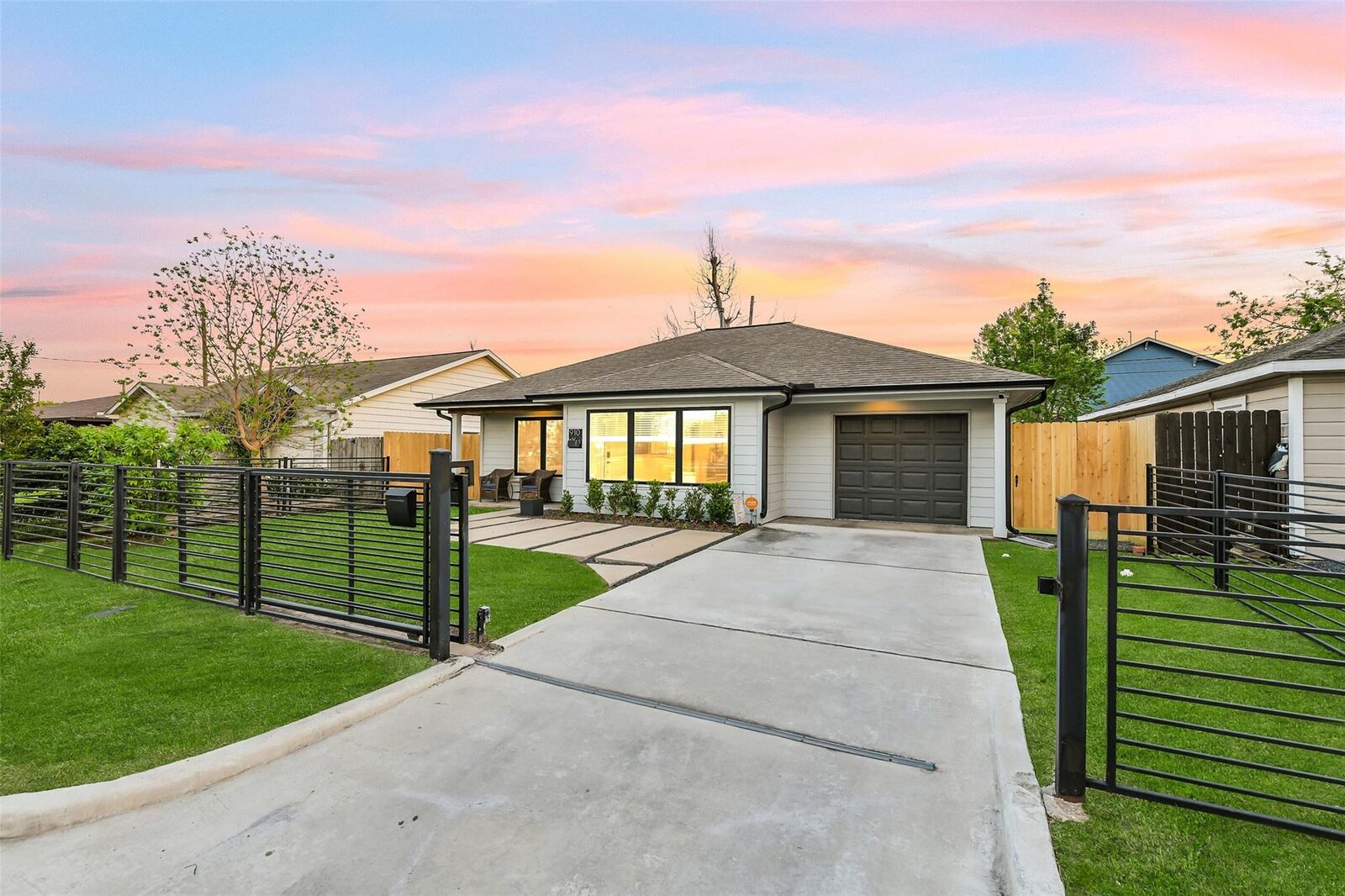 Property Photo: 910 Algregg Street TX 77009
