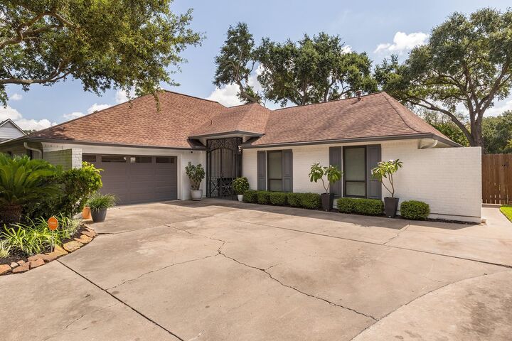 Property Photo:  906 Eva Drive  TX 77493 