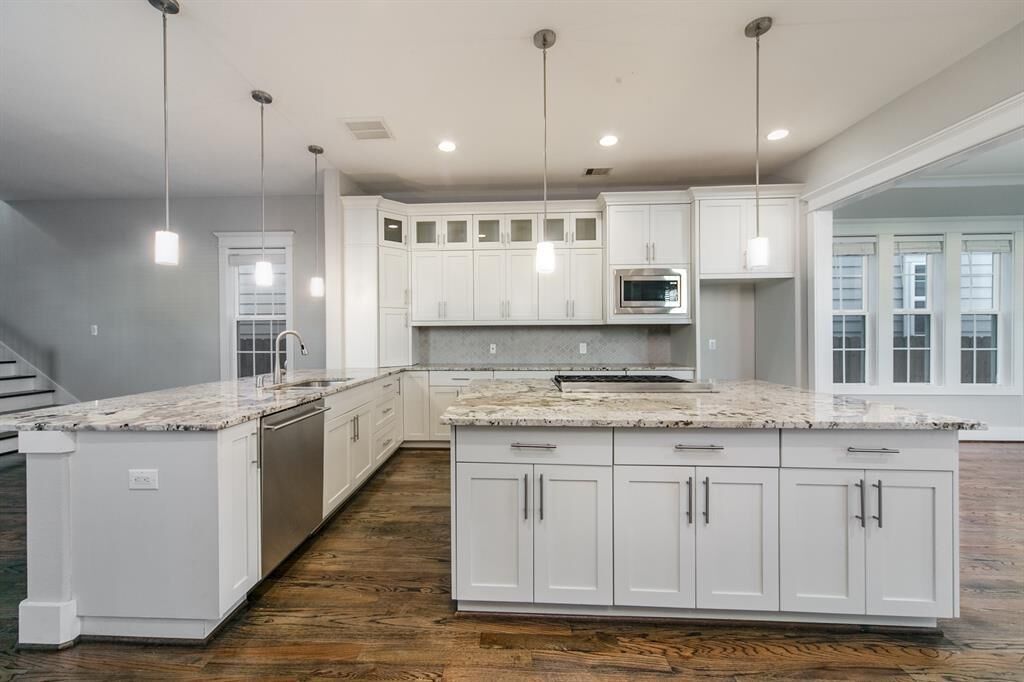 Property Photo: 402 W 28th Street TX 77008