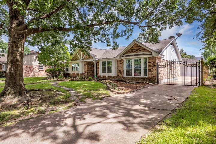 Property Photo:  947 Thornton Road  TX 77018 