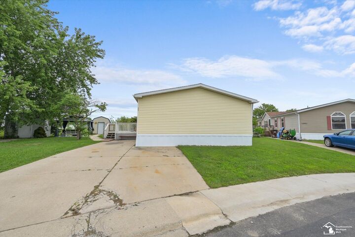 Property Photo:  584 Pine Tree  MI 48162 