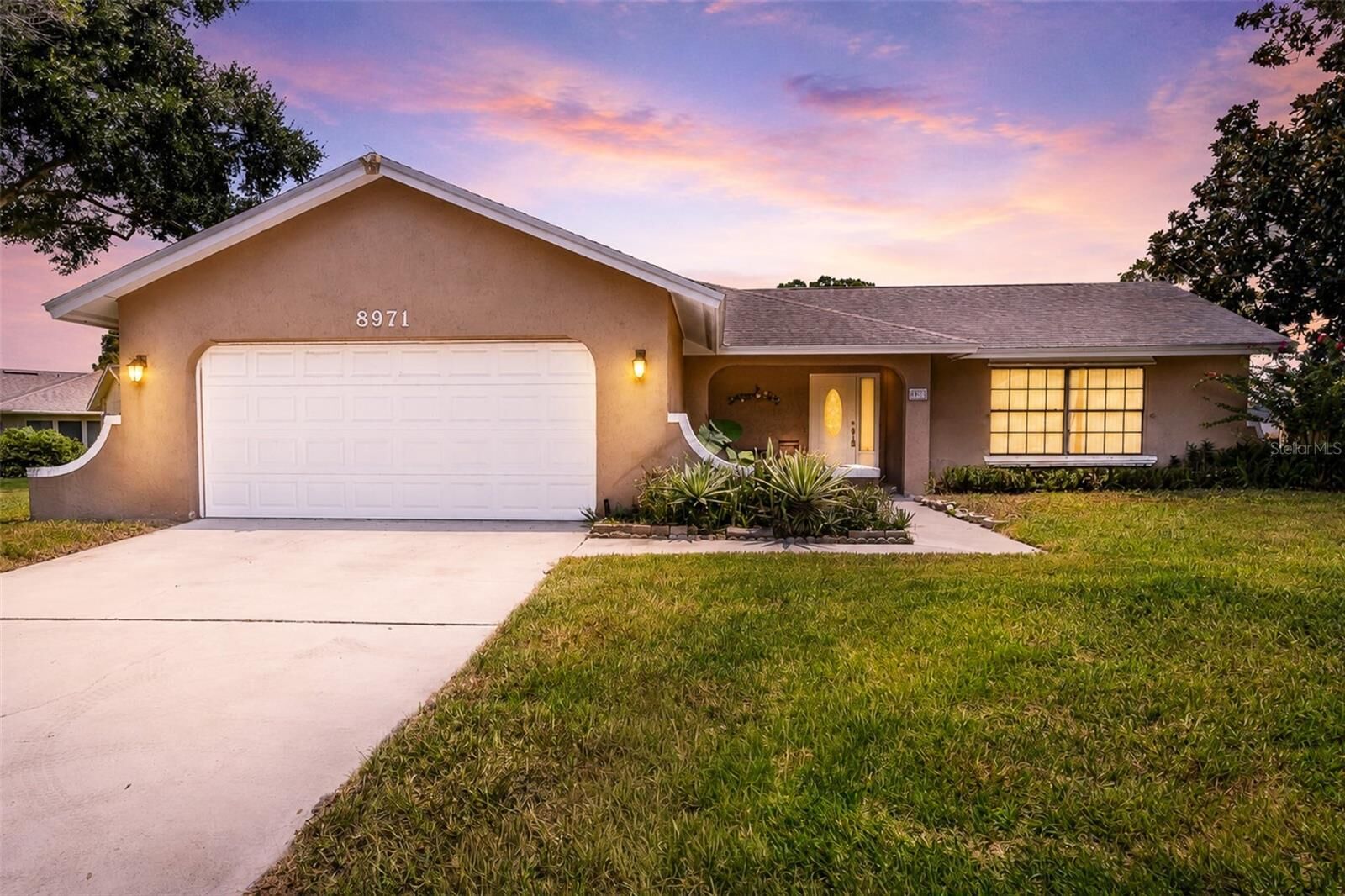 Property Photo: 8971 Angelica Drive FL 32836