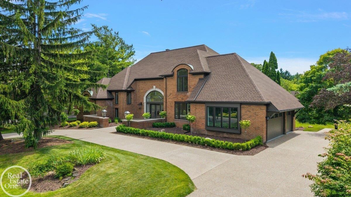 Property Photo: 4585 Kiftsgate Bend MI 48302-2331