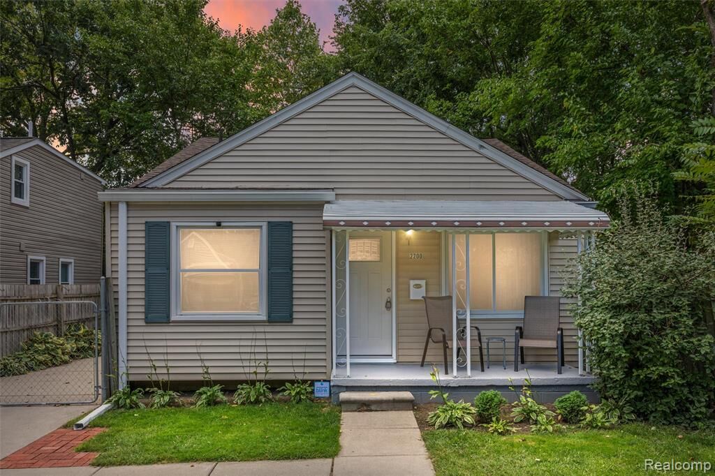 Property Photo:  2200 Guthrie Avenue  MI 48067 3527 