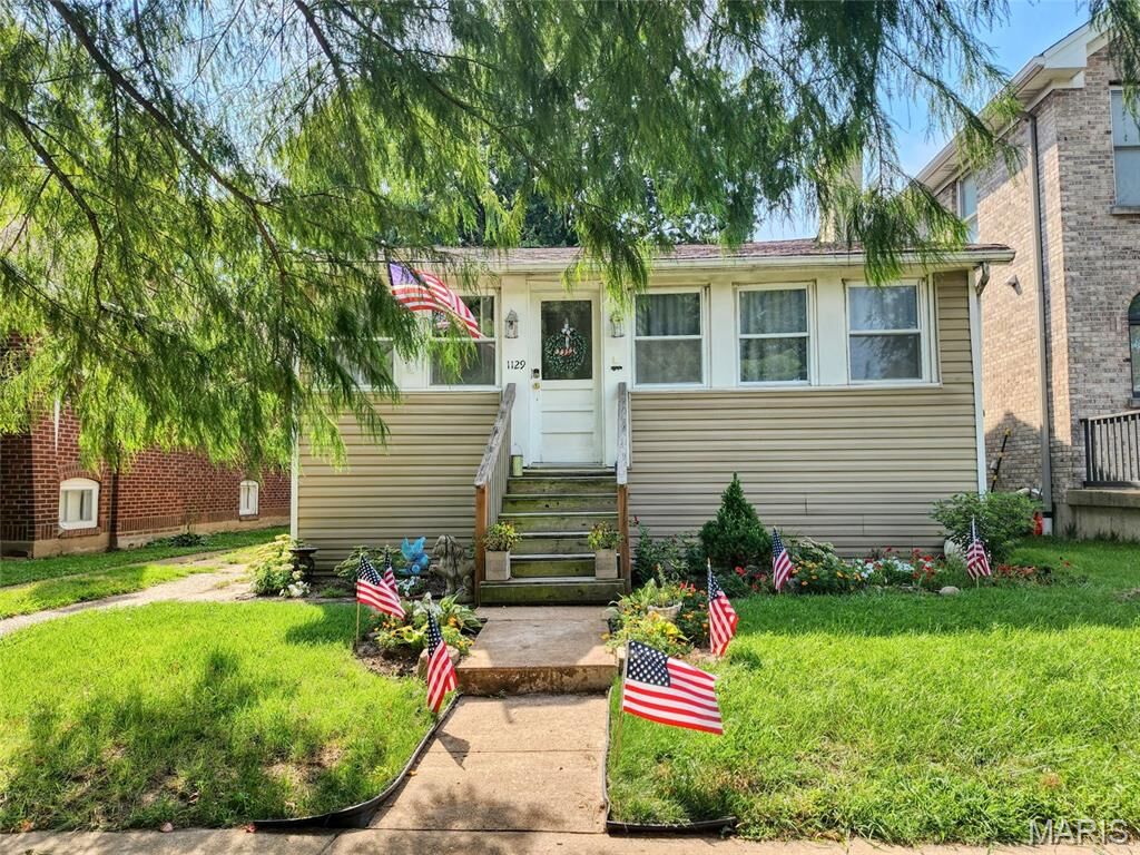 Property Photo: 1129 Blendon Place MO 63117