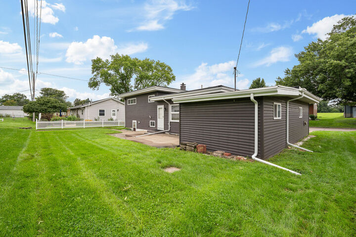 Property Photo:  1563 W Garfield Street  IA 52804 