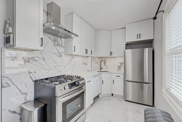 Property Photo: 6 S Monterey Avenue A IL 60181
