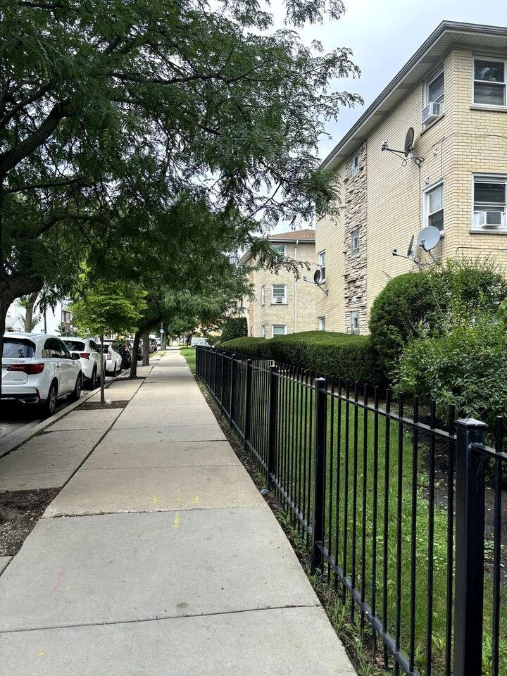 Property Photo:  5700 W Montrose Avenue 1-C  IL 60634 
