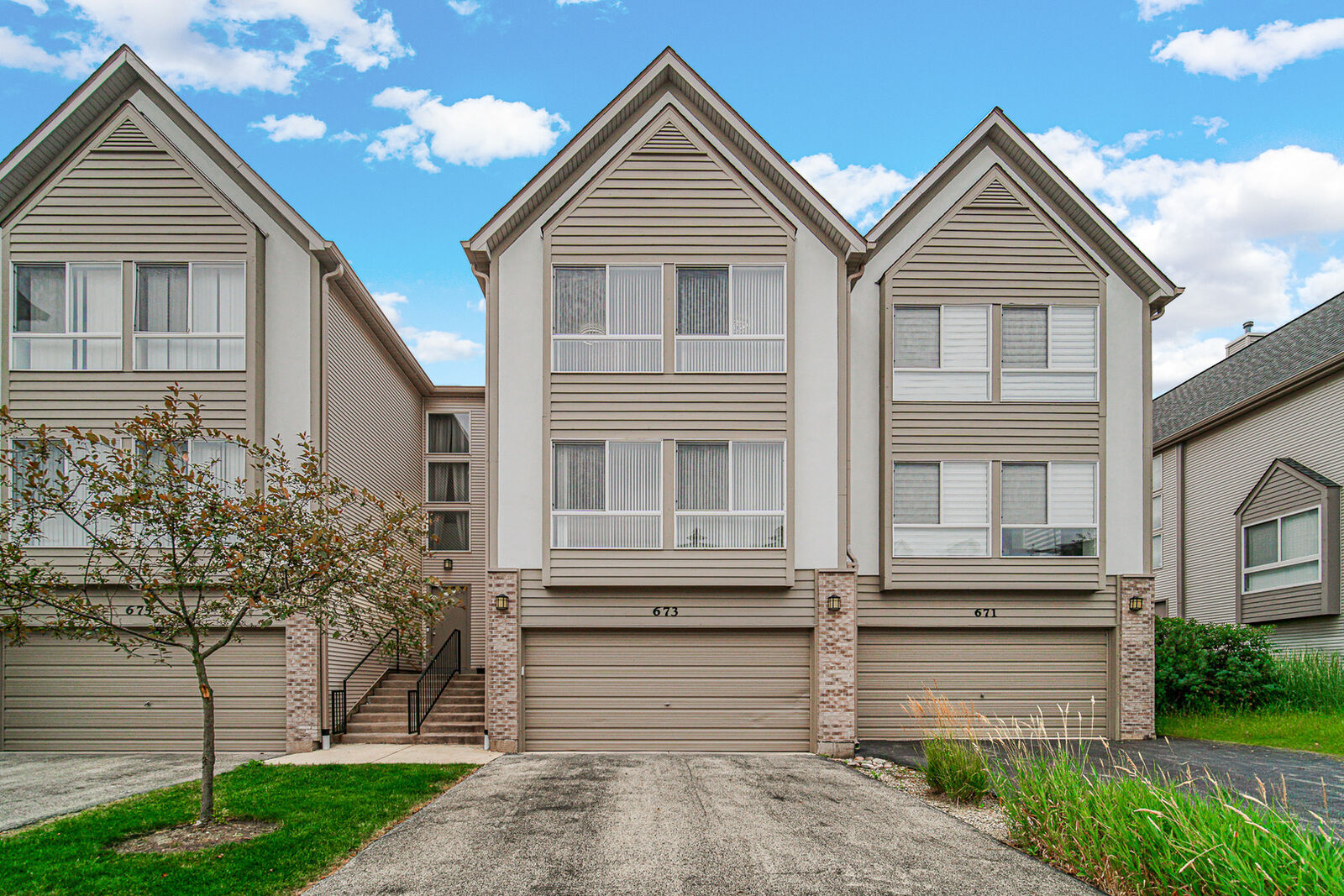 Property Photo: 673 E Fountainview Drive 673 IL 60060