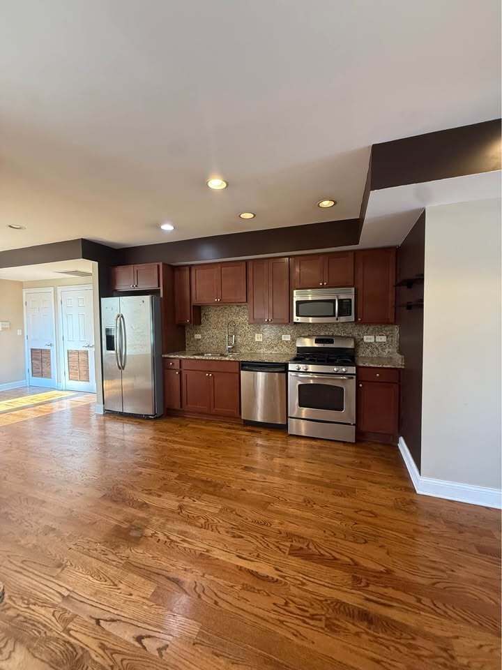 Property Photo:  1062 W Chicago Avenue 2E  IL 60642 