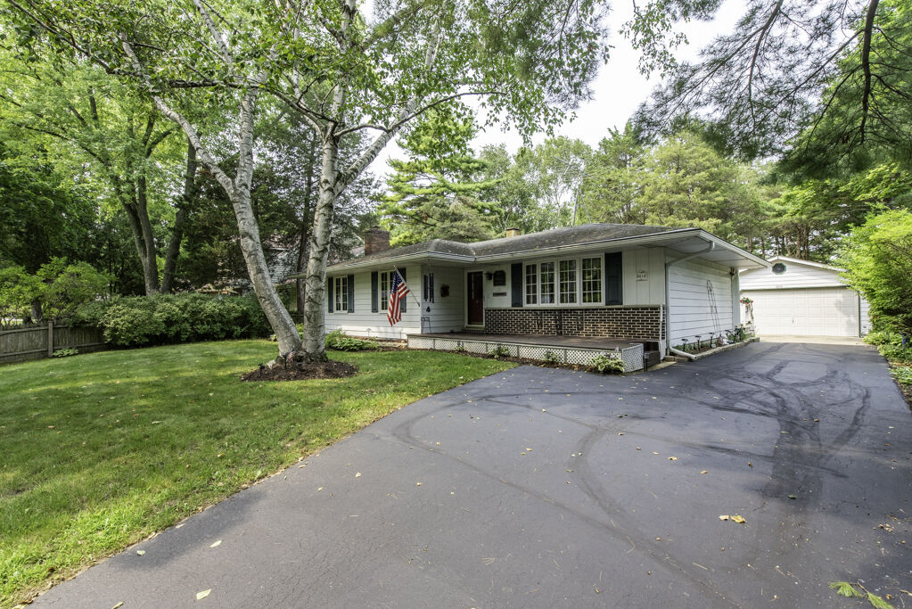 Property Photo:  9816 W Oak Forest Drive  IL 60099 