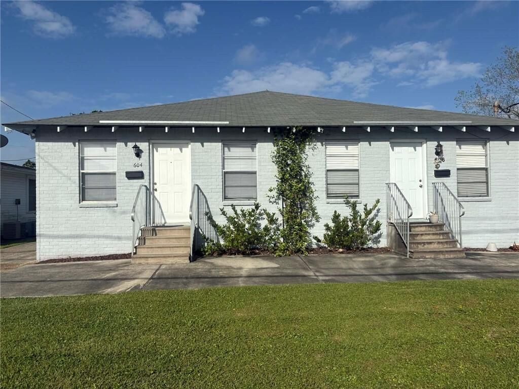 Property Photo: 604 N Woodlawn Avenue LA 70001