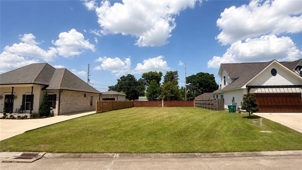 Property Photo: 245 Oak Dale Drive LA 70056