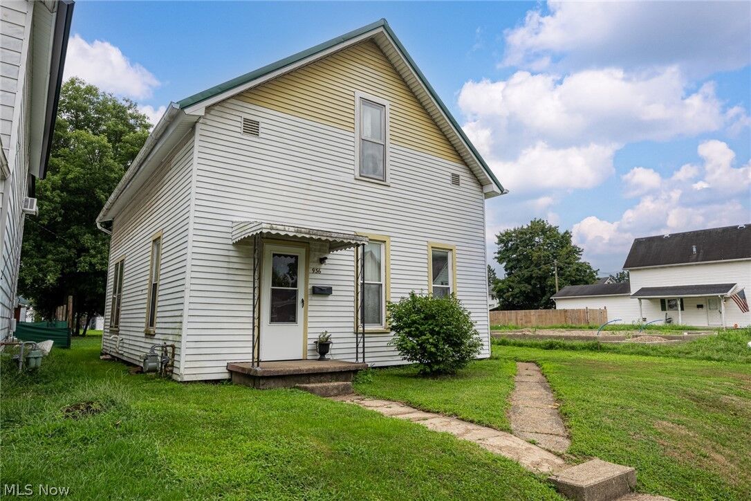 Property Photo:  936 S Lawn Avenue  OH 43812 