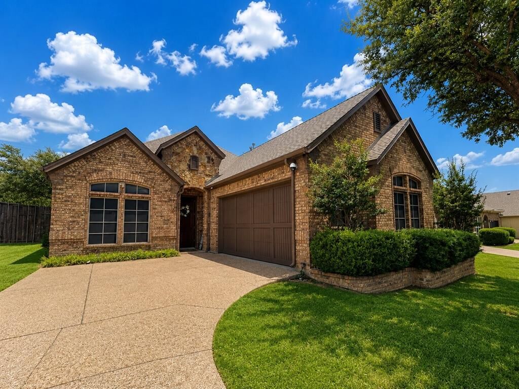 Property Photo: 5801 Mira Lago Lane TX 76017