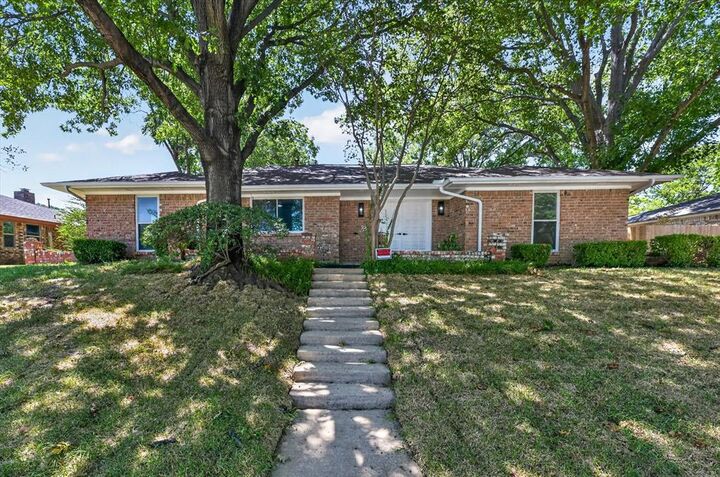Property Photo:  1450 Juniper Lane  TX 75077 