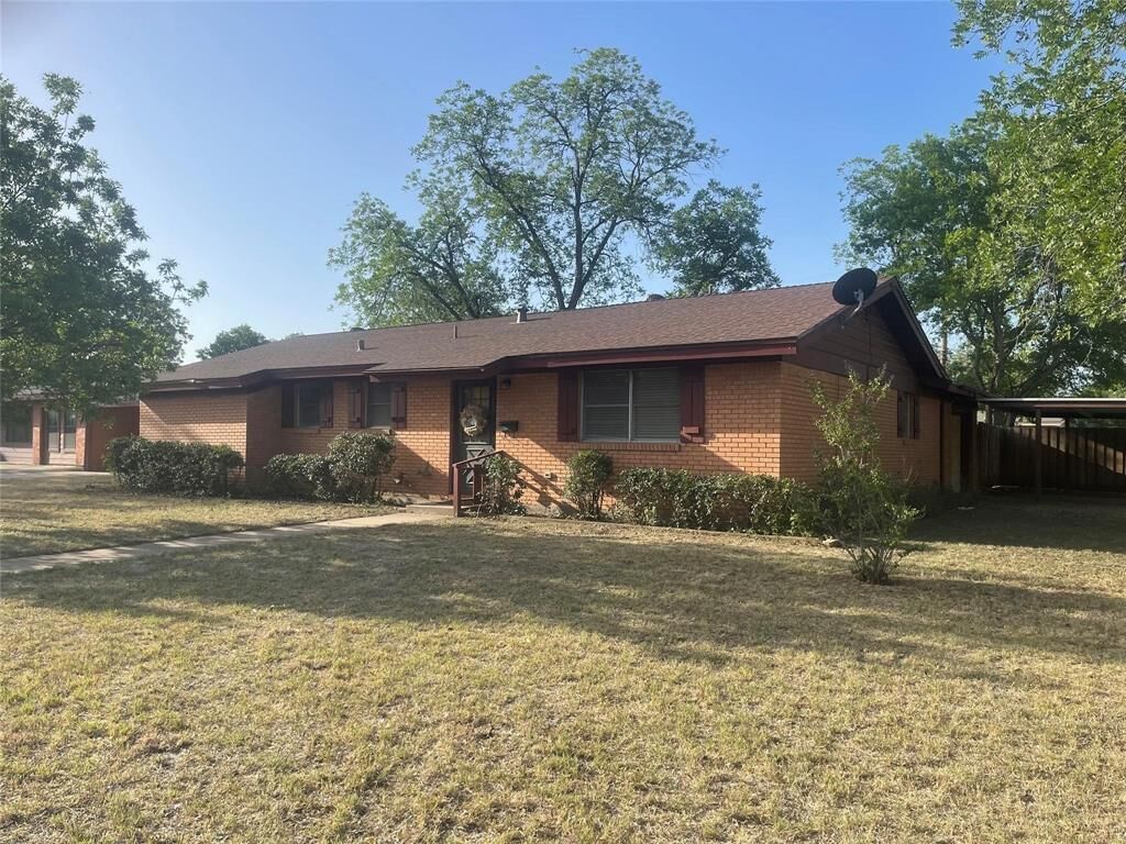 Property Photo: 3117 S 22nd Street TX 79605